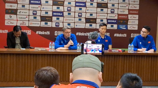 Pelatih Vietnam Philippe Troussier saat konferensi pers sehari jelang melawan Timnas Indonesia. (Suara.com/Adie Prasetyo Nugraha).