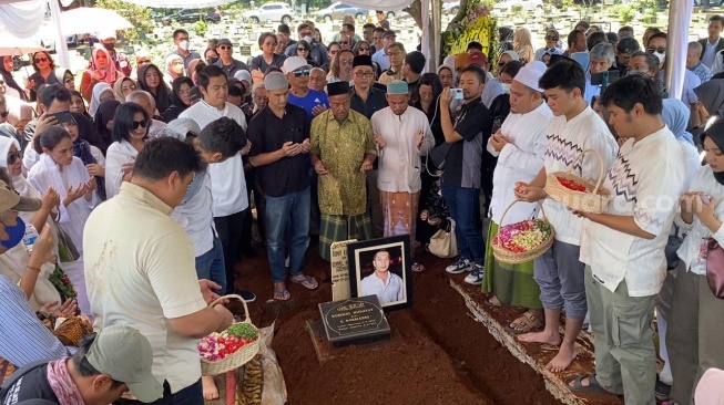 Suasana pemakaman Donny Kesuma di TPU Tanah Kusir, Jakarta, Rabu (20/3/2024). [Suara.com/Adiyoga Priyambodo]