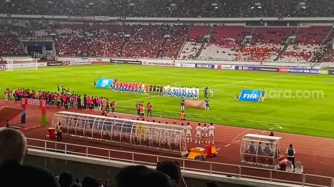 Skuad Timnas Indonesia dan Vietnam memasuki lapangan jelang kick-off matchday ketiga Grup F putaran kedua Kualifikasi Piala Dunia 2026 zona Asia di Stadion Utama Gelora Bung Karno (SUGBK), Jakarta, Kamis (21/3/2024) malam WIB. [Suara.com/Arief Apriadi]