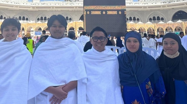 Fokus Beribadah, Ini 7 Potret Artis Umrah Saat Ramadan 2024