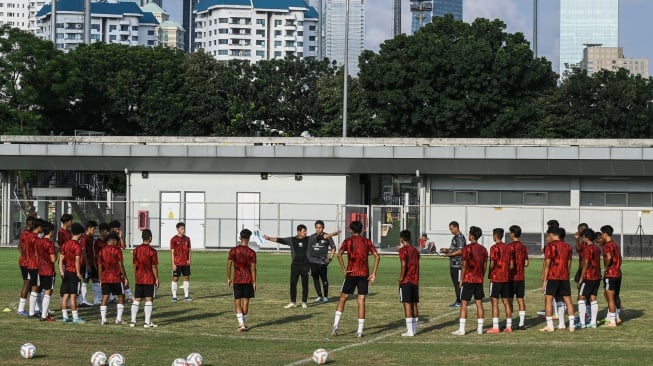 Pelatih Indra Sjafri memimpin sesi latihan Timnas Indonesia U-20 di Lapangan B GBK, Jakarta, Kamis (21/3/2024). Pelatih Timnas Indonesia U-20 Indra Sjafri menyiapkan 36 pemain untuk melakoni laga uji coba kontra China di Stadion Madya GBK pada Jumat (22/3) dan Senin (25/3). ANTARA FOTO/Sulthony Hasanuddin/foc.