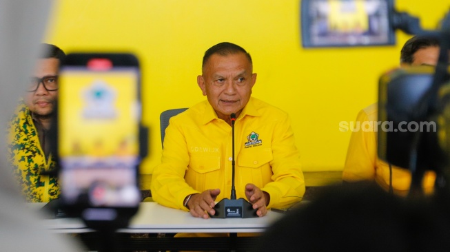 Sekjen Partai Golkar Lodewijk Freidrich Paulus saat menyampaikan pandangannya terkait hasil Pemilu 2024 di DPP Partai Golkar, Jakarta, Selasa (21/3/2024). [Suara.com/Alfian Winanto]