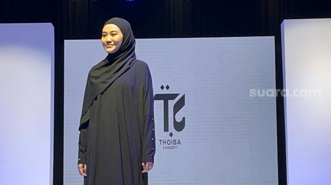 Aaliyah Massaid saat menjadi model busana muslim Thariq Halilintar di Serpong, Tangerang Selatan pada Rabu (20/3/2024). [Suara.com/Rena Pangesti]