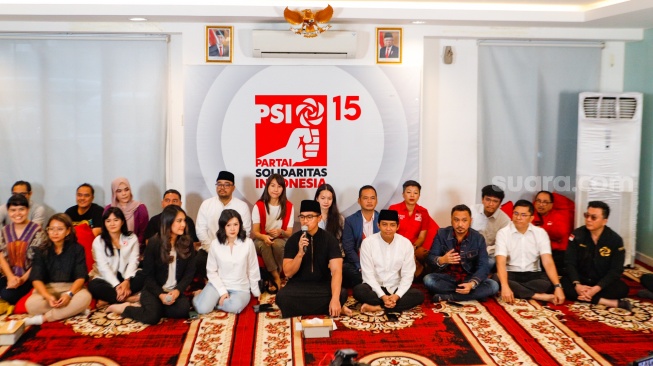 Ketua Umum Partai Solidaritas Indonesia (PSI) Kaesang Pangarep (tengah) beserta jajaran partai menyampaikan pandangannya terkait hasil Pemilu 2024 di DPP PSI, Jakarta, Selasa (21/3/2024). [Suara.com/Alfian Winanto]