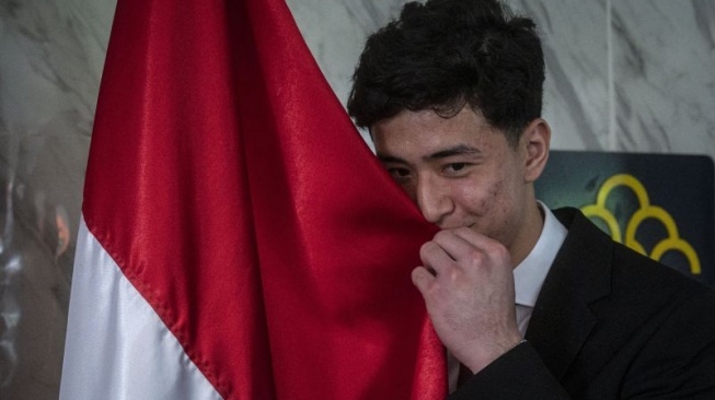 Pesepak bola Cyrus Margono mencium bendera merah putih usai pembacaan sumpah menjadi Warga Negara Indonesia (WNI) di Kantor Kanwil Kemenkumham DKI Jakarta, Cawang, Jakarta, Kamis (21/3/2024). ANTARA FOTO/Aprillio Akbar/Spt.