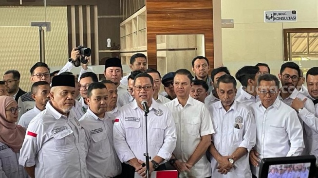 Ketua Tim Hukum Nasional AMIN, Ari Yusuf Amir di Gedung MK, Jakarta Pusat, Kamis (21/3/2024). (Suara.com/Yaumal)