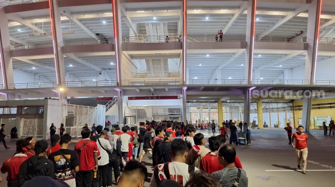 Suasana SUGBK jelang pertandingan Timnas Indonesia vs Vietnam, Kamis (21/3/2024). (Suara.com/Adie Prasetyo Nugraha).