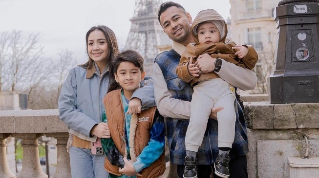 Keluarga Raffi Ahmad dan Nagita Slavina. (Instagram/raffinagita1717)