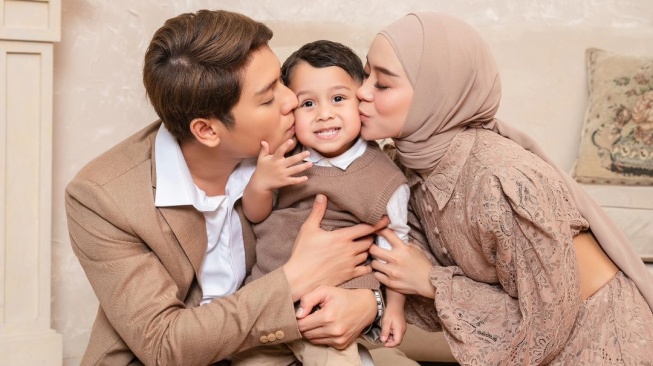 Lesti Kejora dan Rizky Billar bersama Baby L. [Instagram]