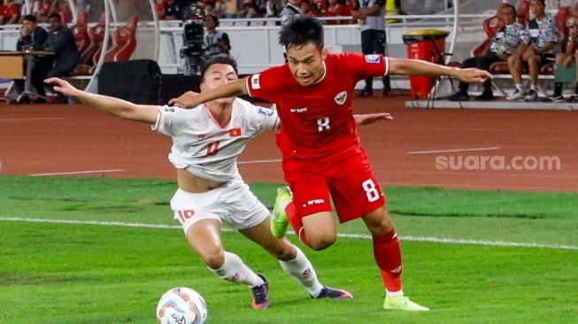 Pemain Timnas Indonesia Witan Sulaiman saat berebut bola dengan pemain Vietnam pada matchday ketiga Grup F putaran kedua Kualifikasi Piala Dunia 2026 zona Asia di Stadion Utama Gelora Bung Karno (SUGBK), Jakarta, Kamis (21/3/2024). [Suara.com/Alfian Winanto]