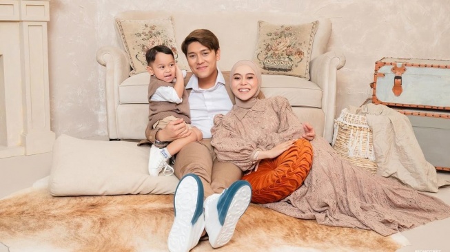 Lesti Kejora dan Rizky Billar bersama Baby L. [Instagram]