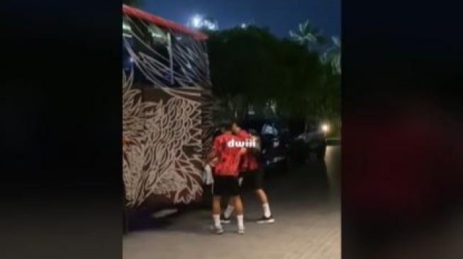 Pratama Arhan buka pintu bus untuk Nathan Tjoe-A-On. (TikTok)