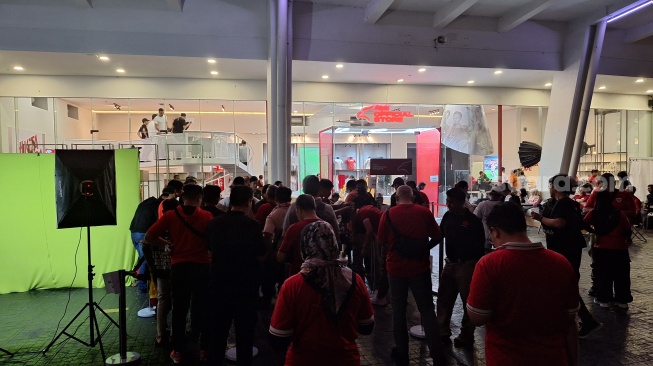 Antrian suporter mencari jersey terbaru Timnas Indonesia di Garuda Store Stadion GBK, Jakarta. (Suara.com/Adie Prasetyo Nugraha).