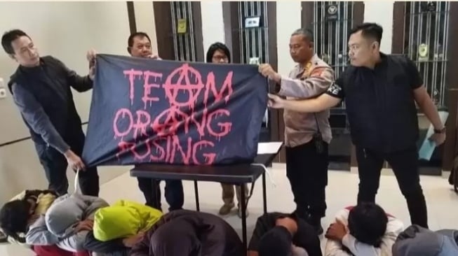 7 Remaja di Palembang  Ditangkap Saat Hendak Tawuran, Tulisan di Bendera Bikin Ngakak