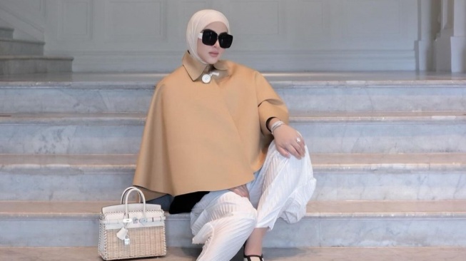 Potret Syahrini dengan outfit cape tutupi perut. (Instagram/ princessyahrini)