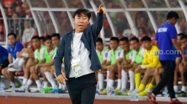 Pelatih Timnas Indonesia Shin Tae Yong pada matchday ketiga Grup F putaran kedua Kualifikasi Piala Dunia 2026 zona Asia di Stadion Utama Gelora Bung Karno (SUGBK), Jakarta, Kamis (21/3/2024). [Suara.com/Alfian Winanto]