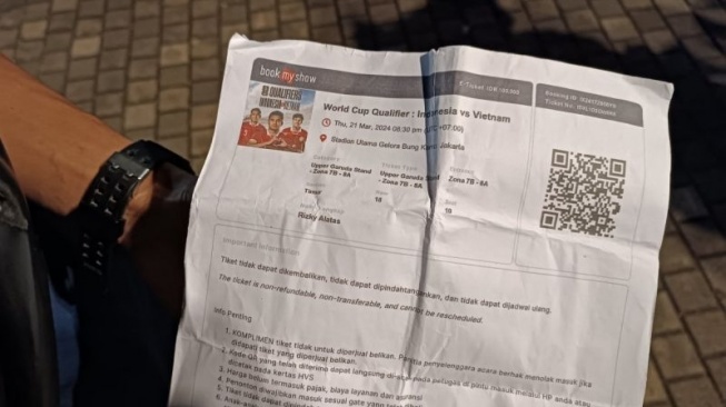  Penggemar Timnas Indonesia menunjukkan tiket yang dibeli dari media sosial di Jakarta, Kamis (21/3/2024). ANTARA/Khaerul Izan