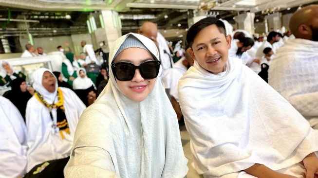 Potret Artis Umrah Saat Ramadan 2024. (Instagram/fitricarlina)