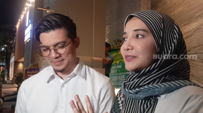 Irwansyah dan Zaskia Sungkar ditemui di Serpong, Tangerang Selatan pada Rabu (20/3/2024) [Suara.com/Rena Pangesti]