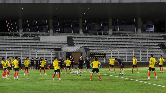 Pelatih Timnas China U-20 Dejan Djurdjevic (tengah) memimpin latihan di Stadion Madya GBK, Jakarta, Kamis (21/3/2024). Timnas China U-20 akan melakoni laga uji coba kontra Indonesia di Stadion Madya GBK pada Jumat (22/3) dan Senin (25/3). ANTARA FOTO/Sulthony Hasanuddin/aww.