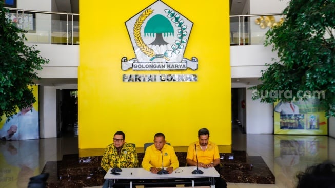 Sekjen Partai Golkar Lodewijk Freidrich Paulus (tengah) didampingi Wakil Ketua Umum Ahmad Doli Kurnia (kiri) dan Ketua Bappilu Maman Abdurrahman (kanan) saat menyampaikan pandangannya terkait hasil Pemilu 2024 di DPP Partai Golkar, Jakarta, Selasa (21/3/2024). [Suara.com/Alfian Winanto]