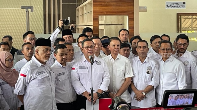 Tim Hukum Anies-Muhaimin (AMIN) di gedung Mahkamah Konstitusi. (Suara.com/Yaumal)