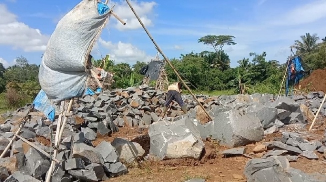 Mengintip Aktivitas Tambang Batu Ilegal di Lampung Timur