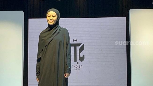 Aaliyah Massaid saat menjadi model busana muslim Thariq Halilintar di Serpong, Tangerang Selatan pada Rabu (20/3/2024). [Suara.com/Rena Pangesti]