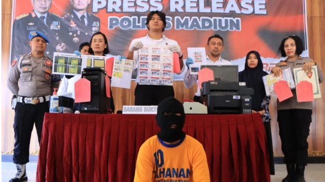 Kepala Satuan Reskrim Polres Madiun AKP Danang Eko Abrianto bersama jajaran menggelar pers rilis di Mapolres Madiun, tentang kasus pratik jasa pembuatan SIM BII Umum palsu. ANTARA/HO-Humas Polres Madiun