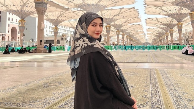 Potret Artis Umrah Saat Ramadan 2024. (Instagram/enazirashf_)