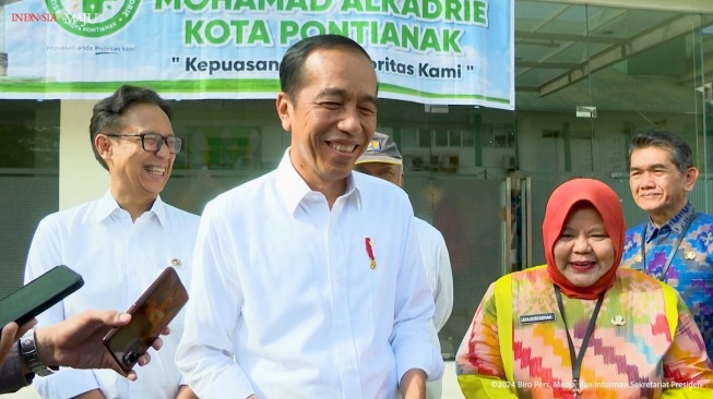 Jokowi Tertawa Tanggapi Isu Jadi Ketum Golkar: Sementara Ketua Indonesia Saja