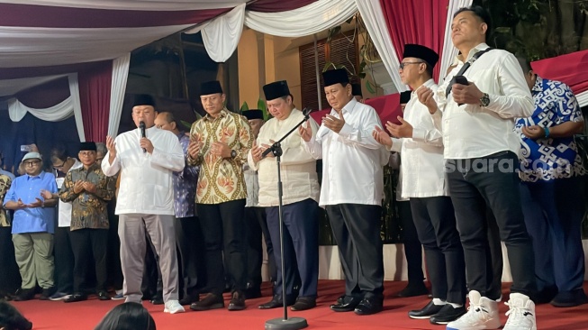 Bikin Melongo! Segini Harga Sneaker Yusril Ihza Mahendra Saat Dampingi Prabowo