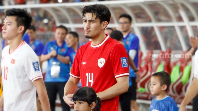 Pemain Timnas Indonesia Nathan Tjoe-A-On saat pertandingan melawan Vietnam pada matchday ketiga Grup F putaran kedua Kualifikasi Piala Dunia 2026 zona Asia di Stadion Utama Gelora Bung Karno (SUGBK), Jakarta, Kamis (21/3/2024). [Suara.com/Alfian Winanto]