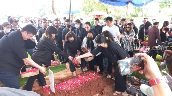 Suasana pemakaman Stevie Agnecya di TPU Tanah Kusir, Jumat (22/3/2024) [Suara.com/Tiara Rosana]