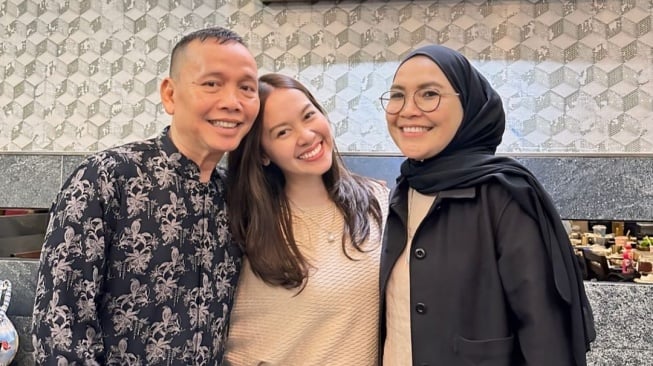 Kekompakan Keluarga Ayu Ting Ting Buka Puasa Bersama Keluarga Besar Muhammad Fardhana. (IG/ qisyou8)