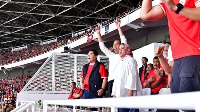 Presiden Joko Widodo atau Jokowi bersama Ibu Negara Iriana Jokowi menyaksikan langsung laga tim nasional Indonesia saat menjamu tim nasional Vietnam pada laga lanjutan Kualifikasi Piala Dunia 2026 Zona Asia Grup F di Stadion Utama Gelora Bung Karno (GBK), Kamis (21/3/2024). (Vico - Biro Pers Sekretariat Presiden)