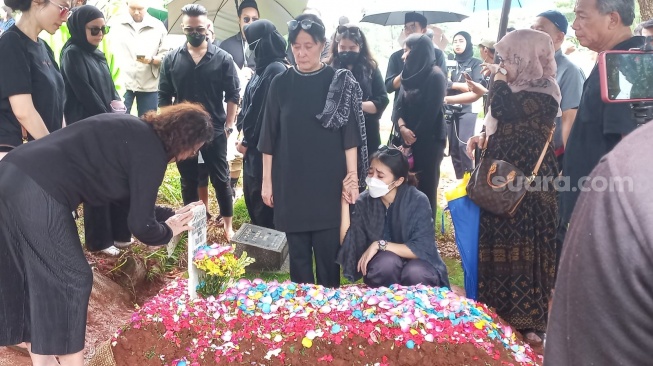 Suasana pemakaman Stevie Agnecya di TPU Tanah Kusir, Jumat (22/3/2024) [Suara.com/Tiara Rosana]