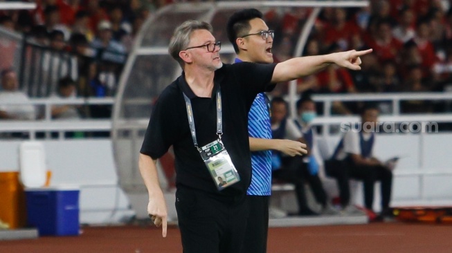 Pelatih Timnas Vietnam Philippe Troussier (kiri) memberikan arahan saat pertandingan melawan Timnas Indonesia pada matchday ketiga Grup F putaran kedua Kualifikasi Piala Dunia 2026 zona Asia di Stadion Utama Gelora Bung Karno (SUGBK), Jakarta, Kamis (21/3/2024). [Suara.com/Alfian Winanto]