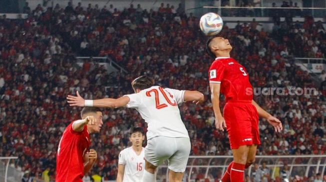 Pemain Timnas Indonesia Rizky Ridho berebut bola atas dengan pemain Vietnam pada matchday ketiga Grup F putaran kedua Kualifikasi Piala Dunia 2026 zona Asia di Stadion Utama Gelora Bung Karno (SUGBK), Jakarta, Kamis (21/3/2024). [Suara.com/Alfian Winanto]