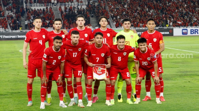 Para pemain Timnas Indonesia foto bersama sebelum bertanding melawan Vietnam pada matchday ketiga Grup F putaran kedua Kualifikasi Piala Dunia 2026 zona Asia di Stadion Utama Gelora Bung Karno (SUGBK), Jakarta, Kamis (21/3/2024). [Suara.com/Alfian Winanto]