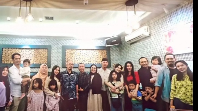 Kekompakan Keluarga Ayu Ting Ting Buka Puasa Bersama Keluarga Besar Muhammad Fardhana. (IG/ qisyou8)