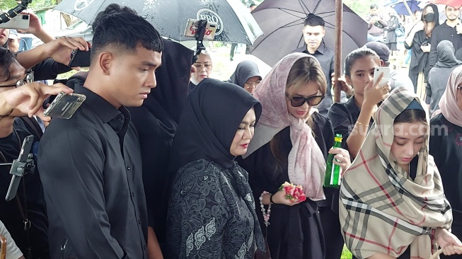 Fuji, Fadly Faisal, dan Rebecca Klopper di pemakaman Stevie Agnecya di TPU Tanah Kusir, Jakarta Selatan, Jumat (22/3/2024) [Suara.com/Tiara Rosana].