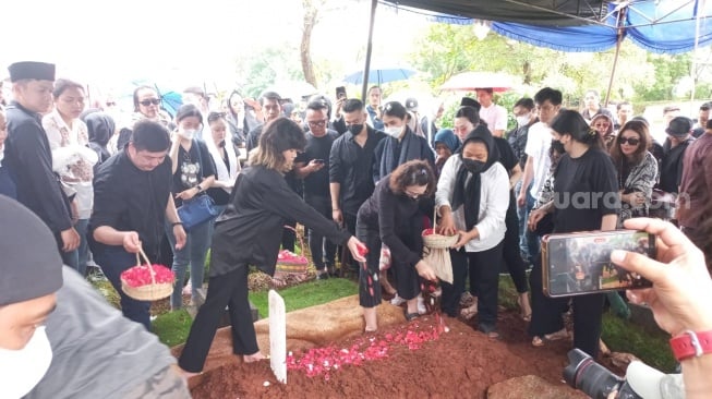 Suasana pemakaman Stevie Agnecya di TPU Tanah Kusir, Jumat (22/3/2024) [Suara.com/Tiara Rosana]