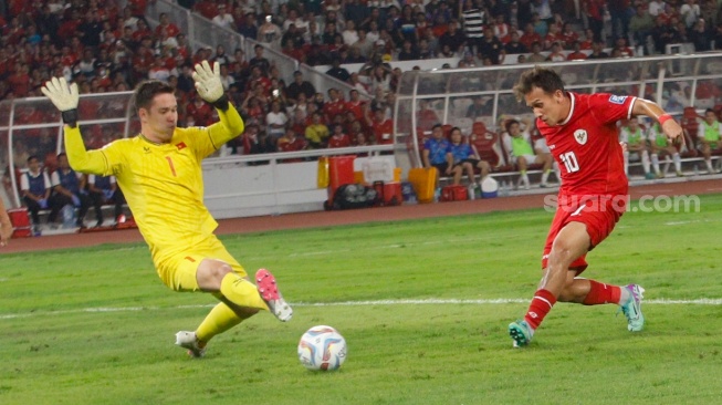 Pemain Timnas Indonesia Egy Maulana Vikri saat menjebol gawang Vietnam yang dijaga oleh Filip Nguyen pada matchday ketiga Grup F putaran kedua Kualifikasi Piala Dunia 2026 zona Asia di Stadion Utama Gelora Bung Karno (SUGBK), Jakarta, Kamis (21/3/2024). [Suara.com/Alfian Winanto]