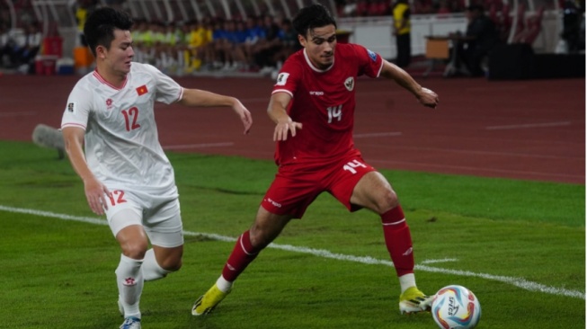 Pemain Timnas Indonesia, Nathan Tjoe-A-On di laga melawan Vietnam pada lanjutan babak Kualifikasi Piala Dunia 2026 bulan Maret 2024 (pssi.org)