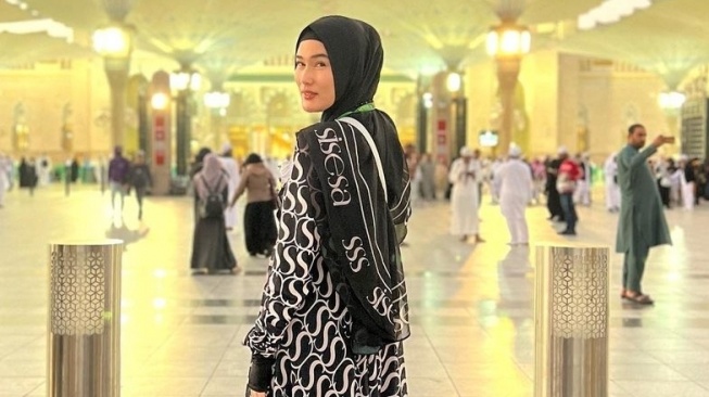 Potret Anggun Stevie Agnecya Jalani Ibadah Umroh (Instagram)