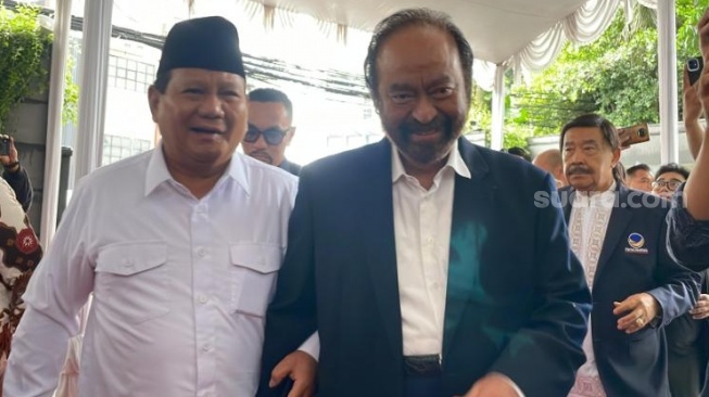 Presiden terpilih Prabowo Subianto langsung disambut langsung oleh Ketua Umum Partai NasDem, Surya Paloh saat tiba di NasDem Tower, Jakarta Pusat, Jumat (22/3/2024). (Suara.com/Rakha)