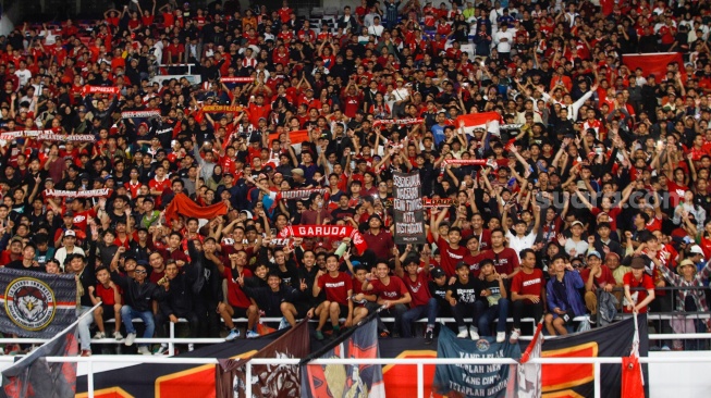 Para suporter mendukung Timnas Indonesia pada pertandingan melawan Vietnam dalam matchday ketiga Grup F putaran kedua Kualifikasi Piala Dunia 2026 zona Asia di Stadion Utama Gelora Bung Karno (SUGBK), Jakarta, Kamis (21/3/2024). [Suara.com/Alfian Winanto]