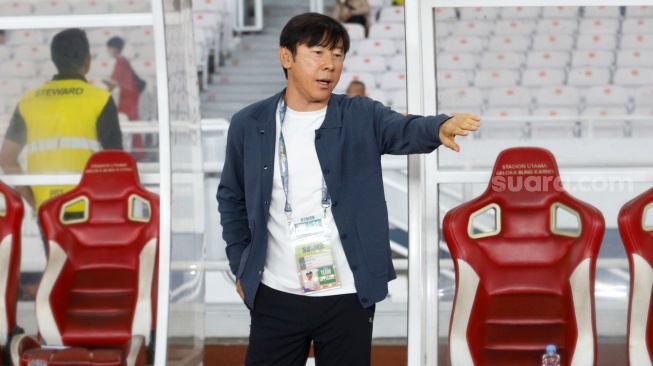 Pelatih Timnas Indonesia Shin Tae Yong (STY) saat pertandingan melawan Vietnam pada matchday ketiga Grup F putaran kedua Kualifikasi Piala Dunia 2026 zona Asia di Stadion Utama Gelora Bung Karno (SUGBK), Jakarta, Kamis (21/3/2024). [Suara.com/Alfian Winanto]
