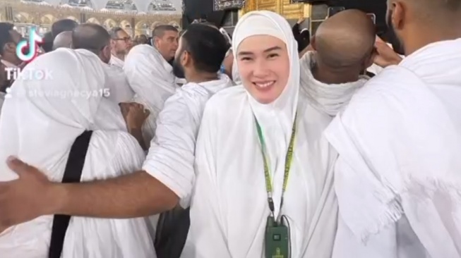 Potret Anggun Stevie Agnecya Jalani Ibadah Umroh (TikTok)